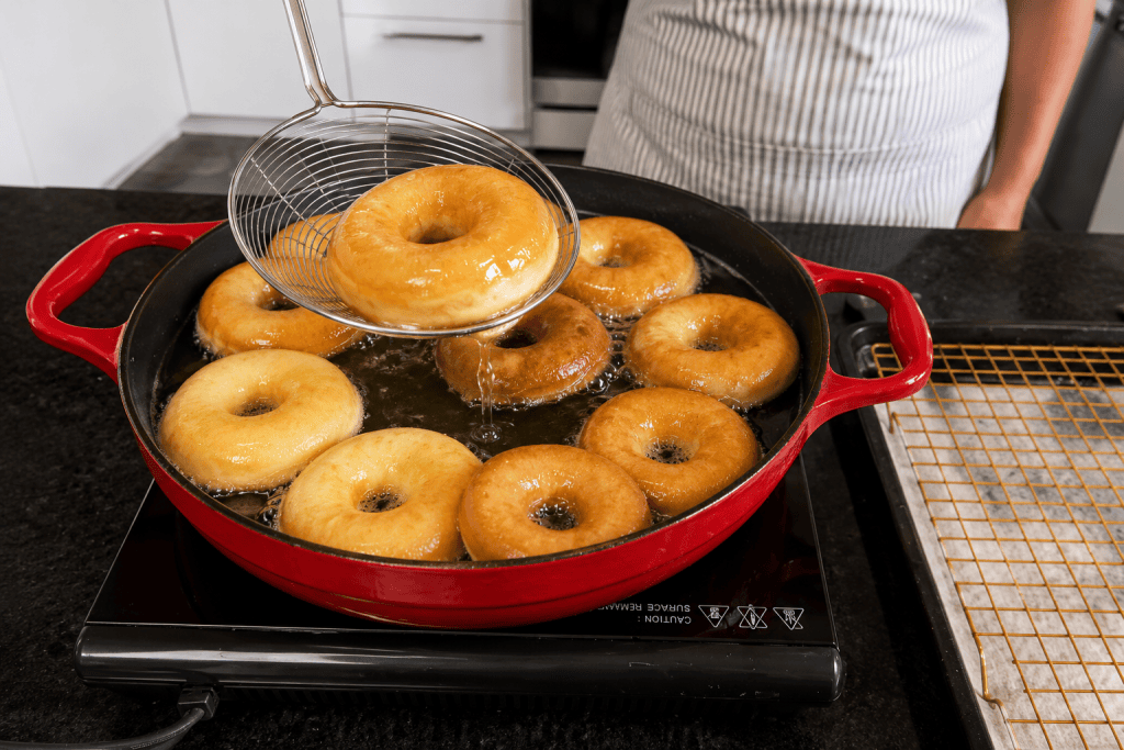 Cuisson de beignes maison en cours